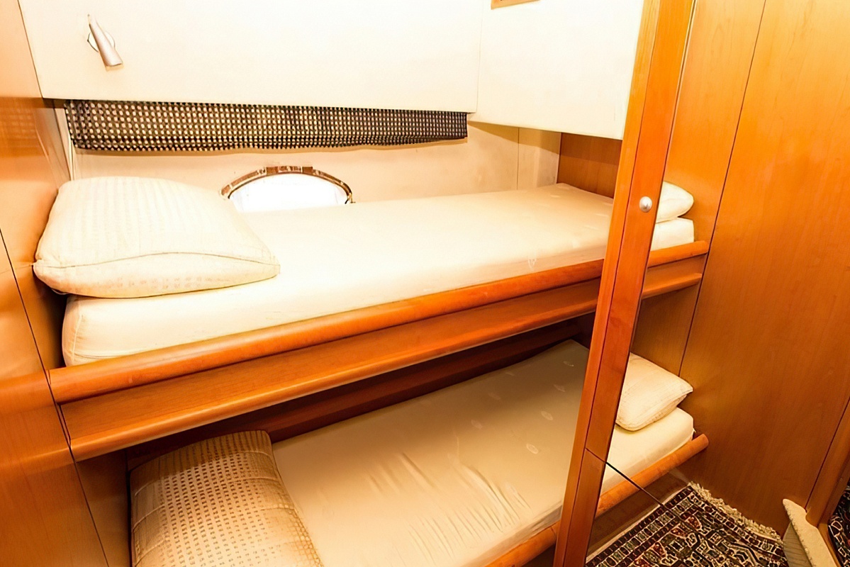 Sunseeker Predator 72 Аренда яхты в Сочи - гостевая каюта